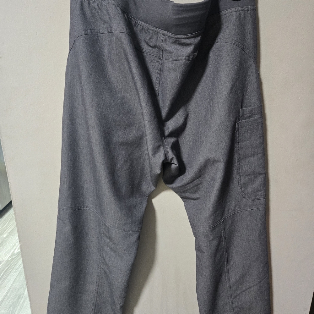 Figs Large Petitie Scrubs Like New